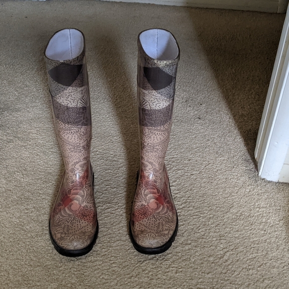 Burberry Lace Print Rain Boots - Picture 6 of 6